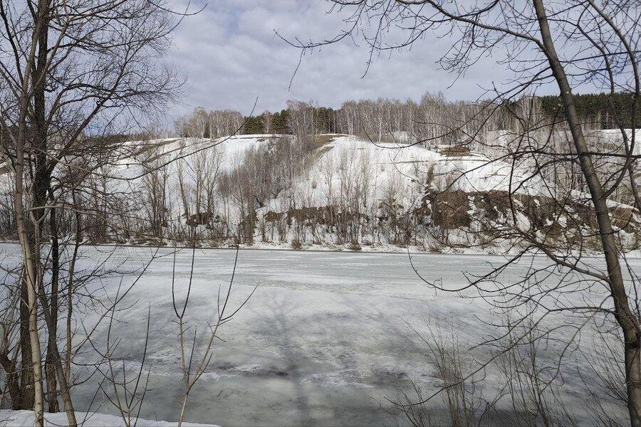 В Новосибирске в ближайшие сутки ждут вскрытия реки Ини ото льда