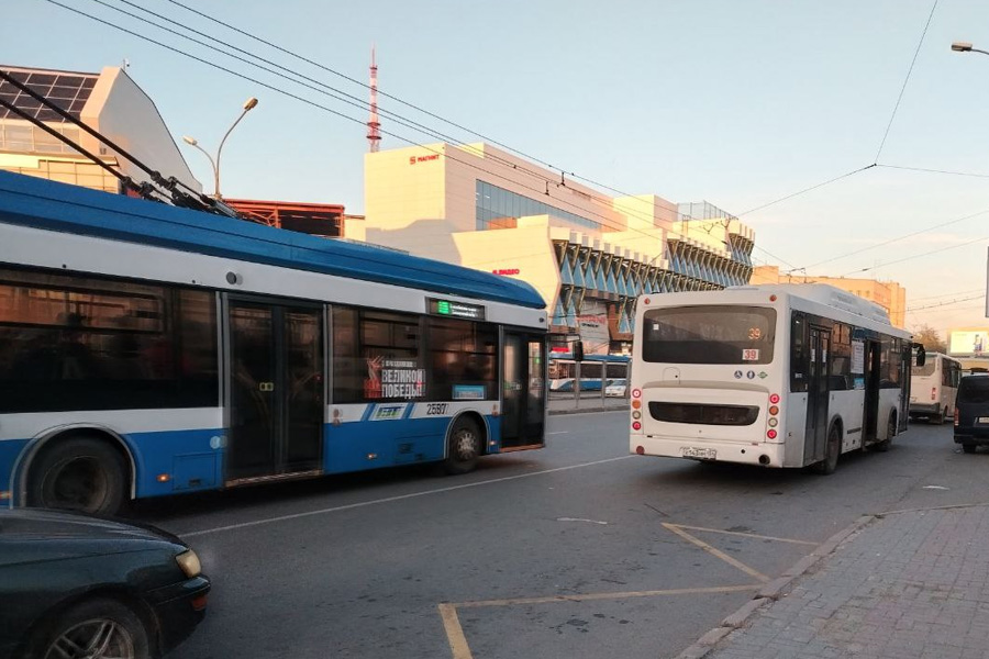 Работу автобусов и троллейбусов продлят в Новосибирске в пасхальную ночь