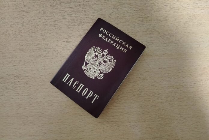 Россиян хотят обязать менять паспорт в 60 лет