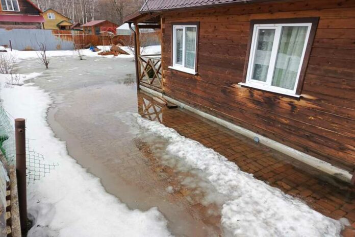 В Новосибирске началось подтопление дач — в воде десятки участков
