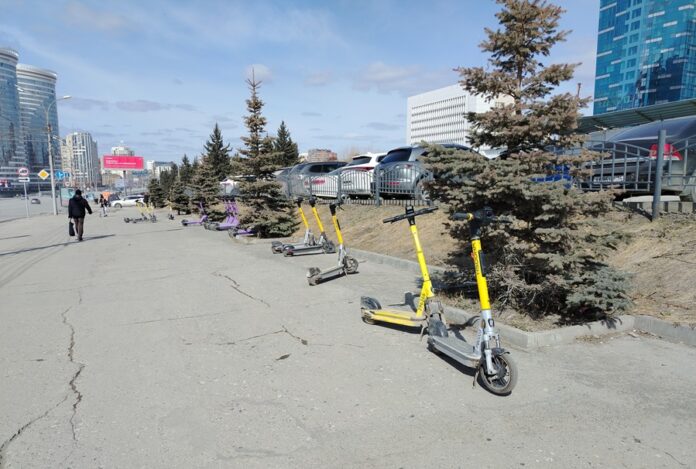 Нарушения в размещении электросамокатов в Новосибирске уже нашли депутаты Нарушения в размещении электросамокатов в Новосибирске уже нашли депутаты