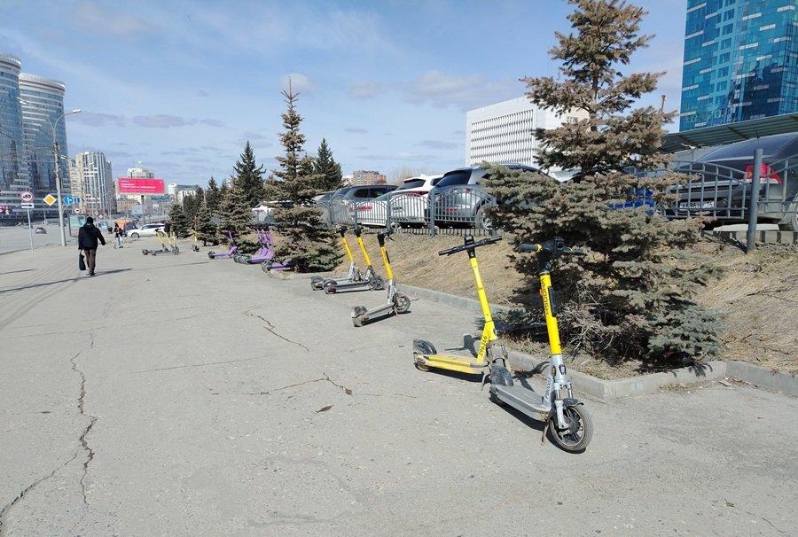 Нарушения в размещении электросамокатов в Новосибирске уже нашли депутаты