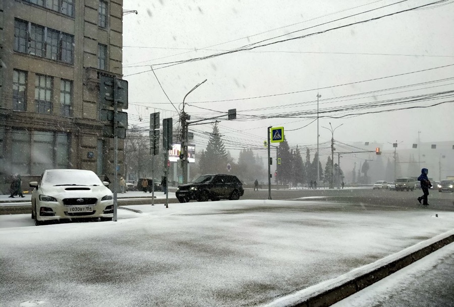 Город засыпало хлопьями мокрого снега.