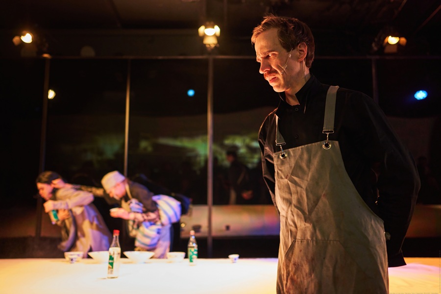 Бесспорный блокбастер  театра «Старый Дом» — инсценировка романа  Лю Чжэньюня «Один день что три осени» (18+).