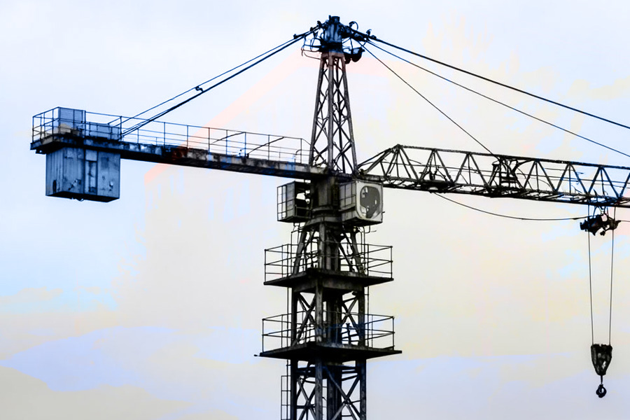 Строительство жилого дома на ул. Рябиновой заморозили на фоне критического крена