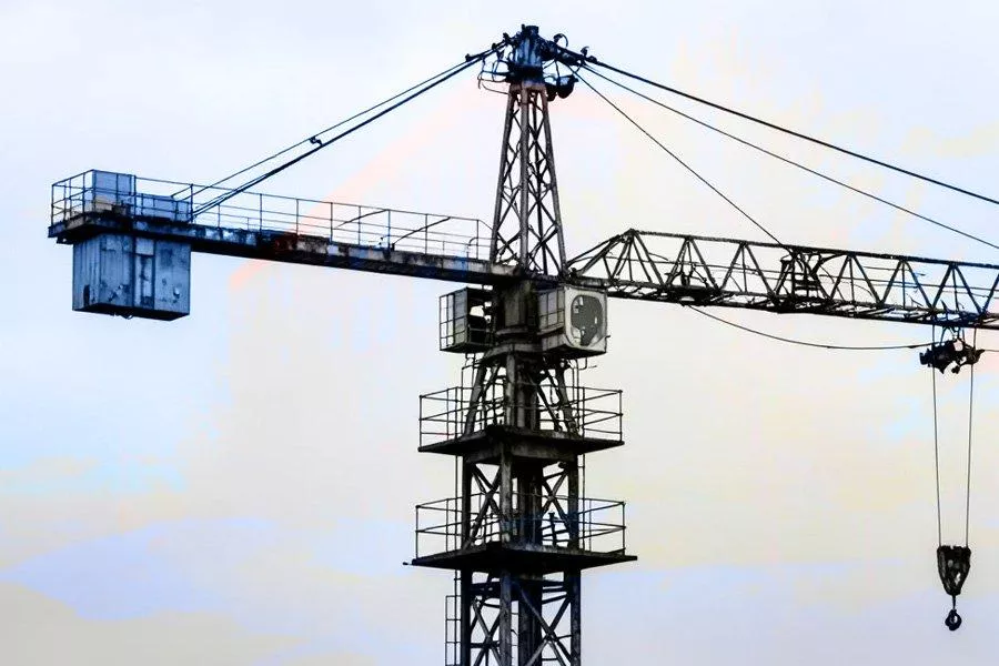 Строительство жилого дома на ул. Рябиновой заморозили на фоне критического крена