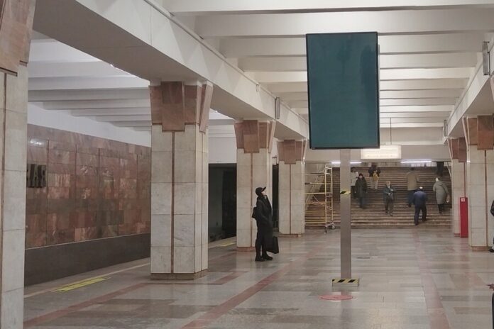 В новосибирском метро установили 90 рекламных экранов В новосибирском метро установили 90 рекламных экранов