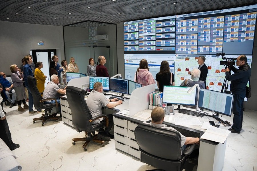 После диктанта сотрудники энергокомпании провели экскурсию для горожан в новый диспетчерский центр НТСК.
