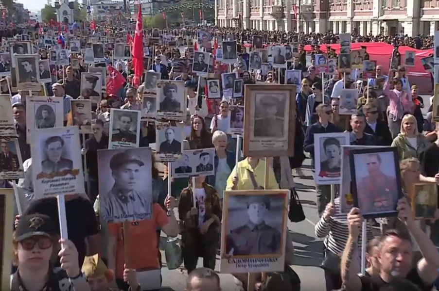 Горожане с портретами своих родных — участников Великой Отечественной войны и тружеников тыла — прошли по Красному проспекту и площади Ленина
