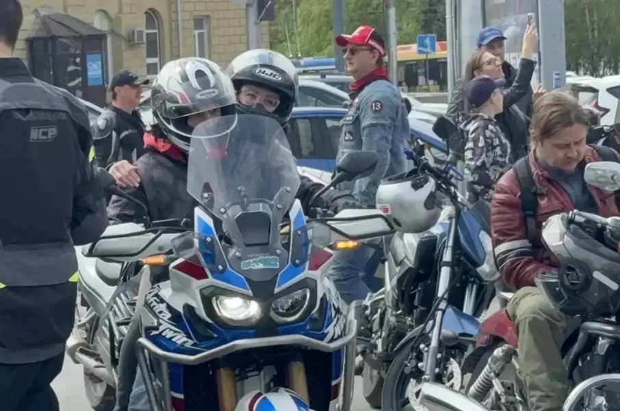 Пасмурное небо и слегка накрапывающий дождик не стали препятствием для официального открытия мотосезона в Новосибирске