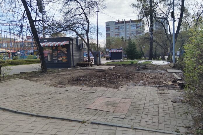 В Центральном парке Новосибирска демонтировали два кафе и два аттракциона