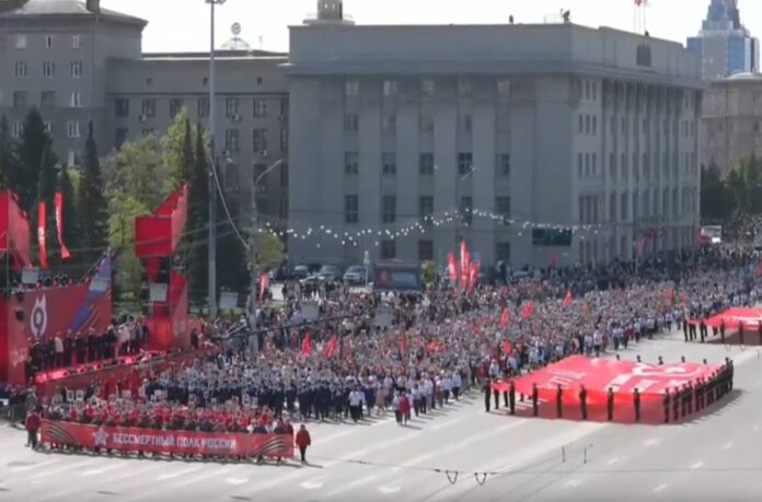«Бессмертный полк» прошел по главной площади Новосибирска