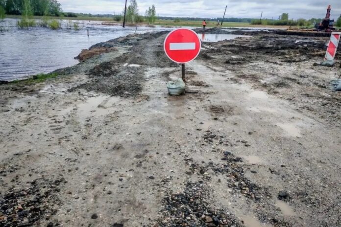 В Новосибирской области паводок размыл единственную дорогу к селу Золотая грива