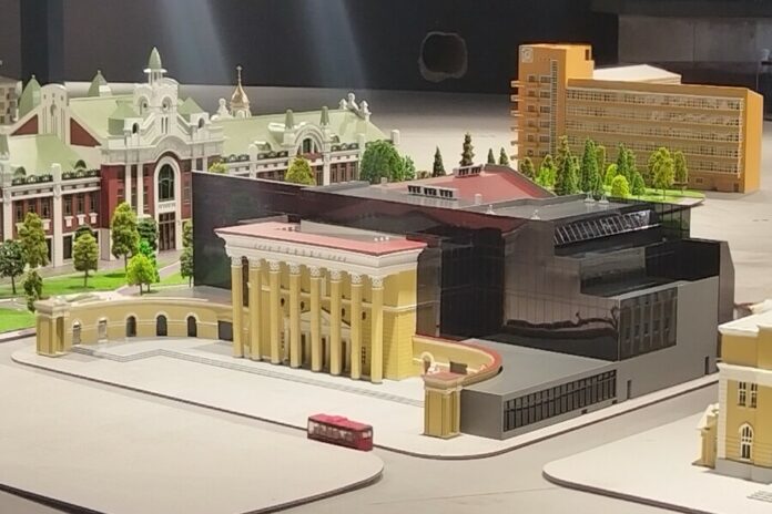В Новосибирске к 100-летию кинотеатра «Победа» создали его миниатюрную копию