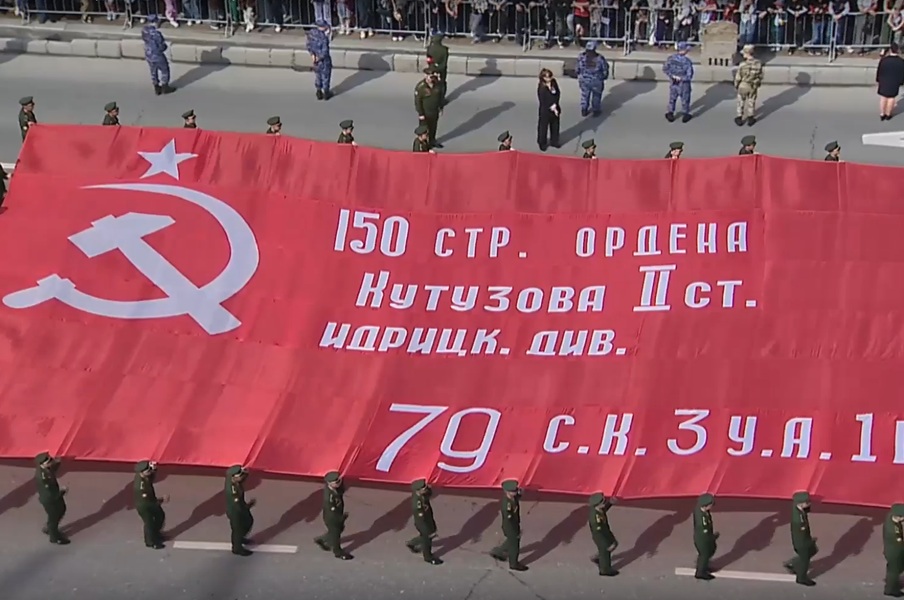По традиции курсанты новосибирских военных училищ вынесли на площадь большую копию Знамени Победы, знамёна Сибирских дивизий, союзных республик, флаг СССР и Флаг Победы.