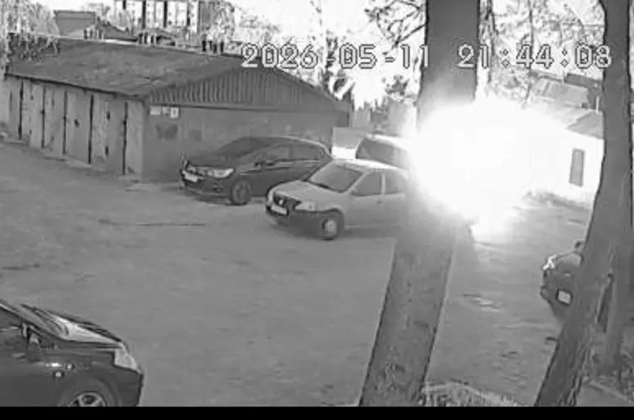 по записям камеры видно, что около контейнеров покрутился мужчина в капюшоне, а потом вспышка и сильный пожар