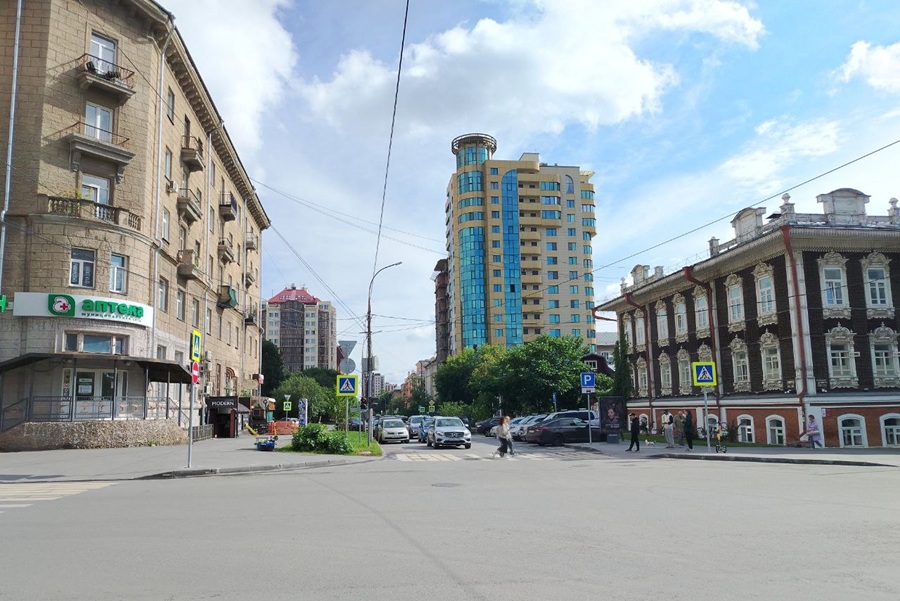 Исторический центр города, где классика купеческих домов вступает в диалог с современным стрит-артом