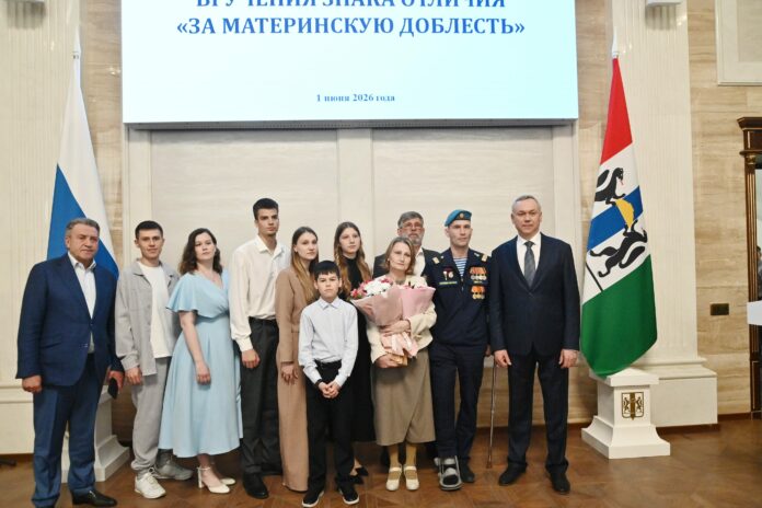 Андрей Травников и Андрей Шимкив поздравили многодетных мам в Новосибирске