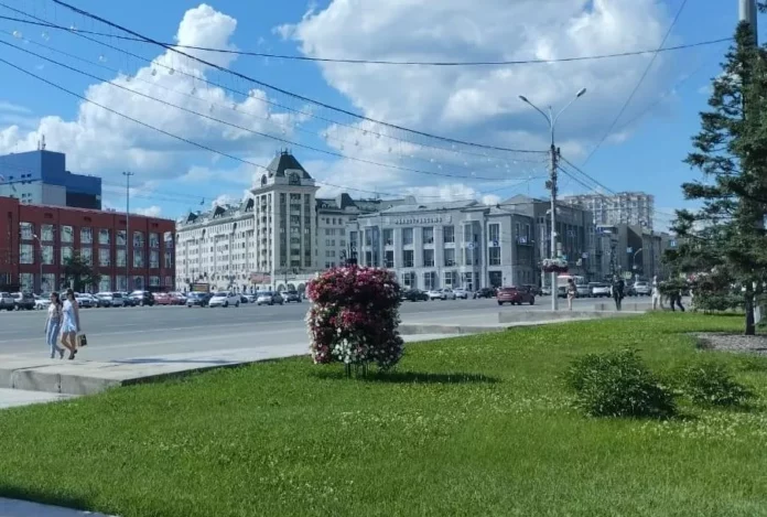 Мэр Новосибирска поручил очистить все остановки общественного транспорта
