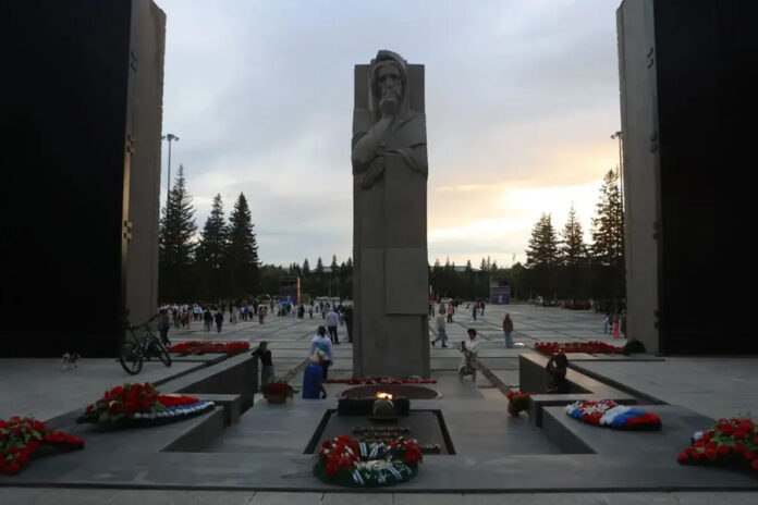 Монумент славы в Новосибирске