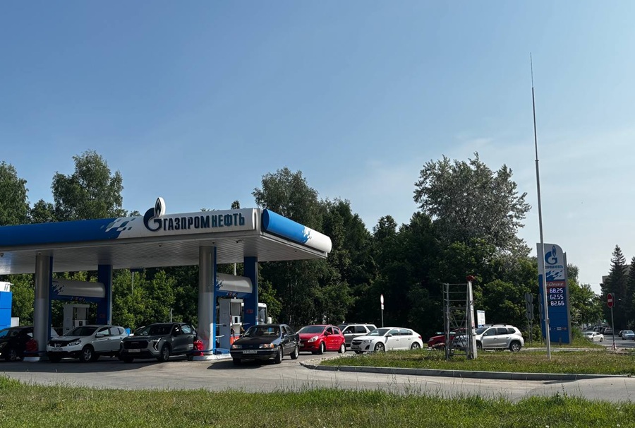 На левом и правом берегу на АЗС ажиотажа нет