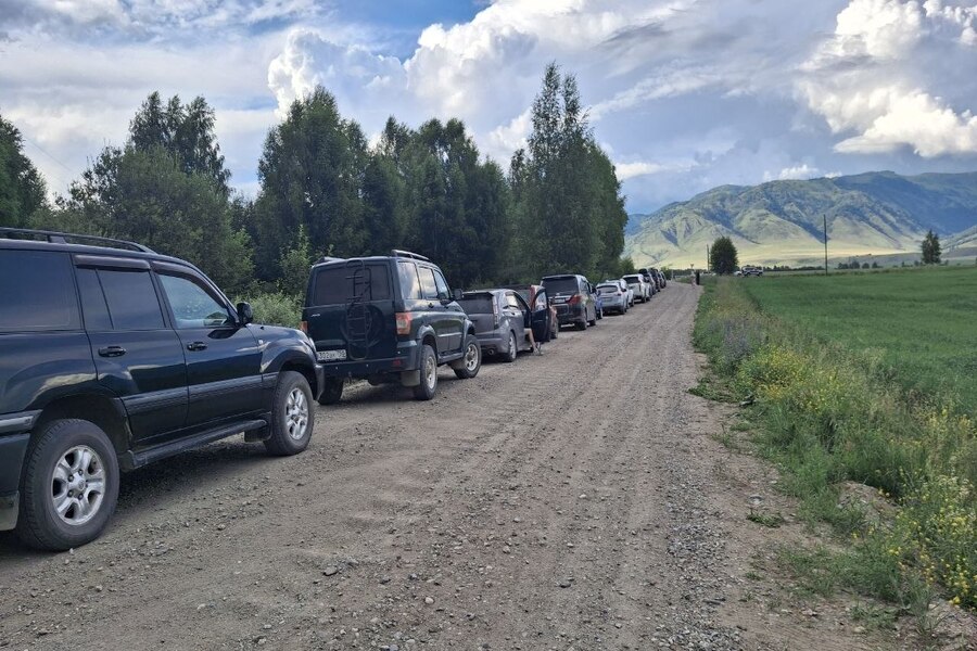 На Алтае турфирмы начали подвозить топливо автопутешественникам
