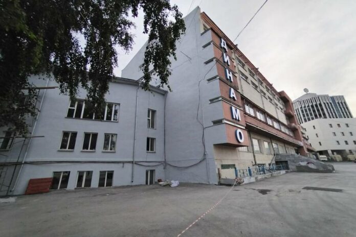 В Новосибирске начался ремонт фасада спортивного клуба «Динамо» В Новосибирске начался ремонт фасада спортивного клуба «Динамо»