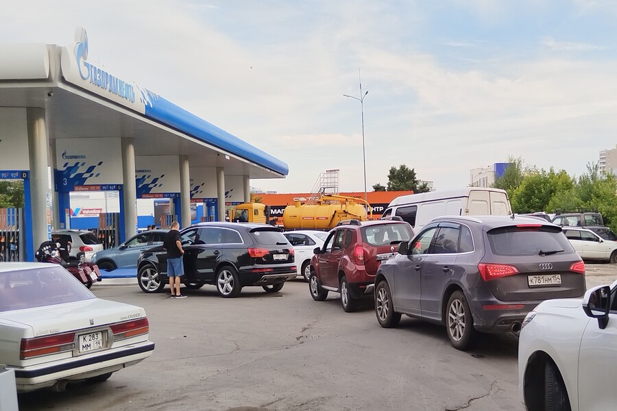 Очереди на новосибирских АЗС стали больше после атак БПЛА на Омский НПЗ