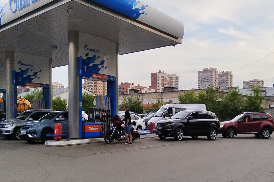 Хроника топливного кризиса: в Новосибирске стало еще меньше АЗС с бензином, места в очередях продаются