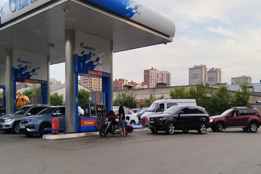 Поставки топлива на новосибирские АЗС упали до критических отметок