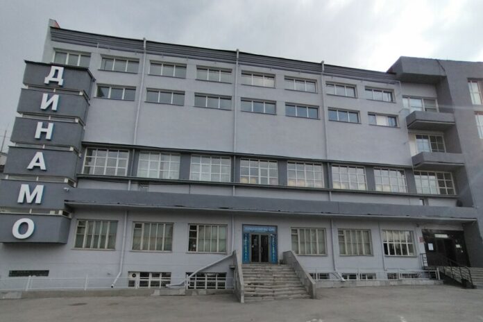 В Новосибирске фасад конструктивистского здания «Динамо» выкрасили в серый цвет В Новосибирске фасад конструктивистского здания «Динамо» выкрасили в серый цвет