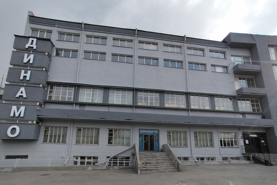 В Новосибирске фасад конструктивистского здания «Динамо» выкрасили в серый цвет