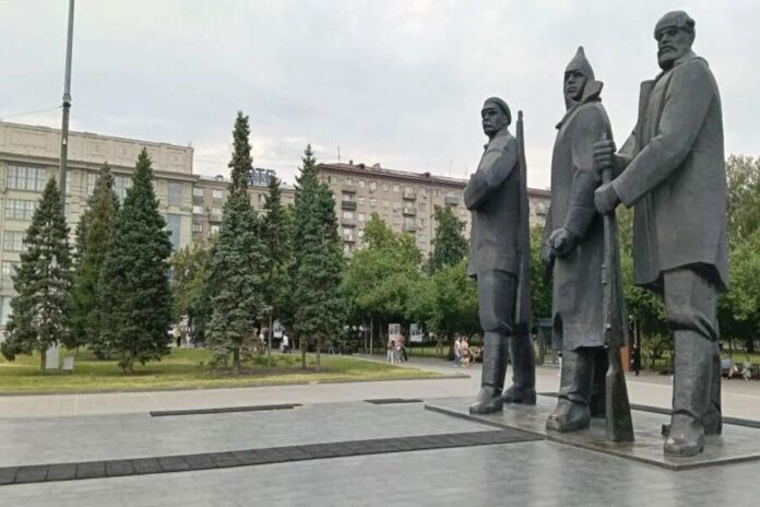 Нужно зеленое мыло: мэрия Новосибирска обследовала деревья в сквере перед оперным театром