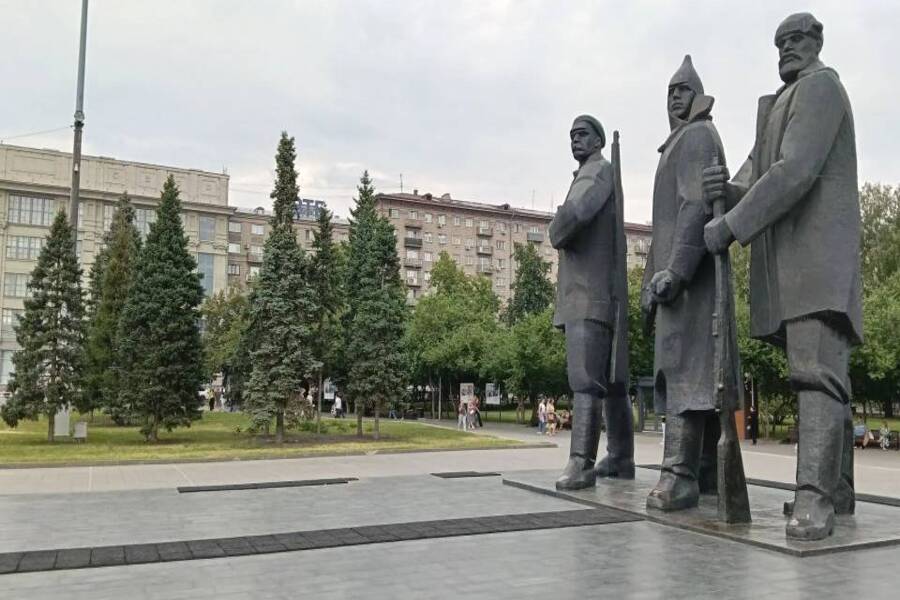 Нужно зеленое мыло: мэрия Новосибирска обследовала деревья в сквере перед оперным театром