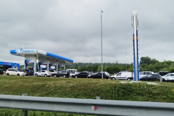Хроника топливного кризиса: в Новосибирске очереди к АЗС стали длиннее, цены на бензин снова выросли
