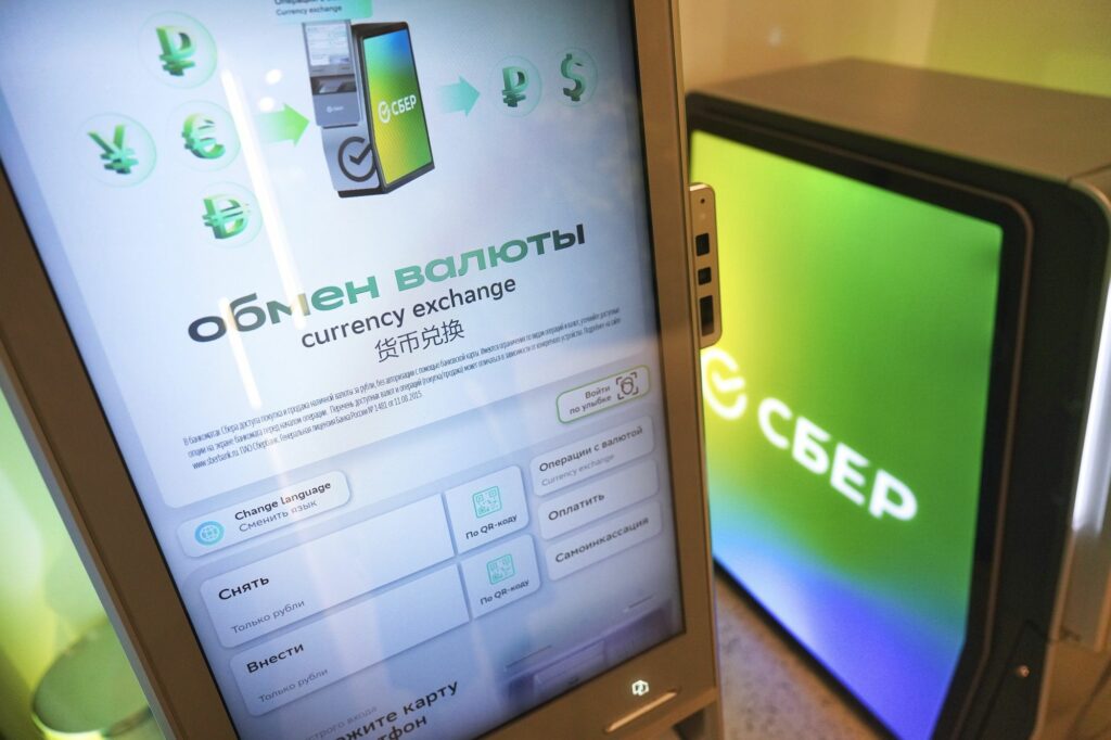 В Сибири появились первые банкоматы Сбера с функцией обмена валюты