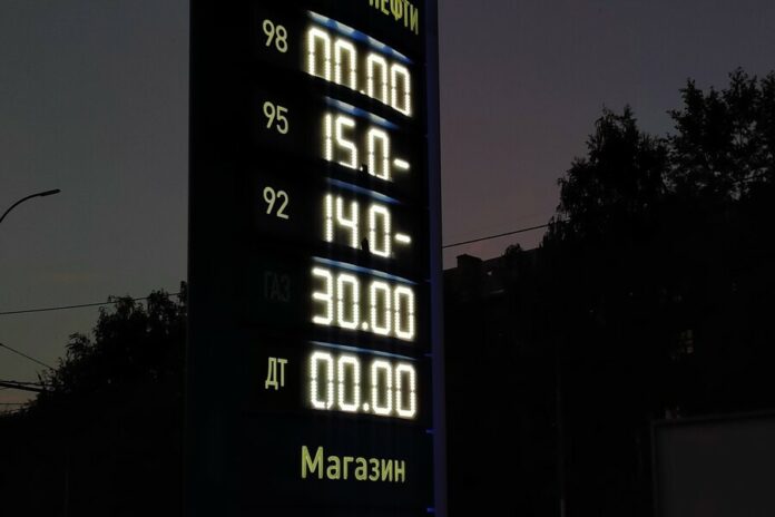 Цены на бензин в Новосибирске перестали помещаться на табло АЗС