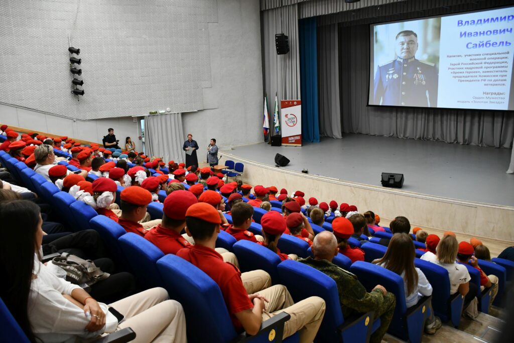 Патриотизм из первых уст: воспитанники военно-патриотических клубов встретились с Героем России