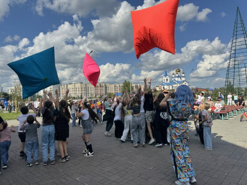 На площадь вынесли гигантские надувные подушки