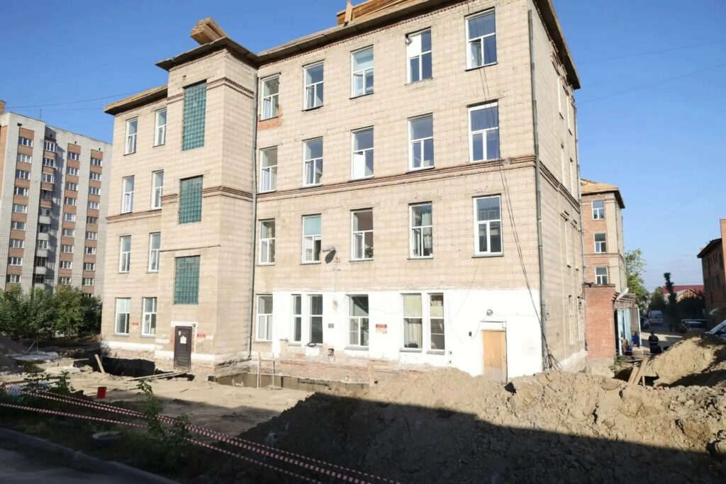 Андрей Травников проверил ход обновления социальных объектов в Бердске