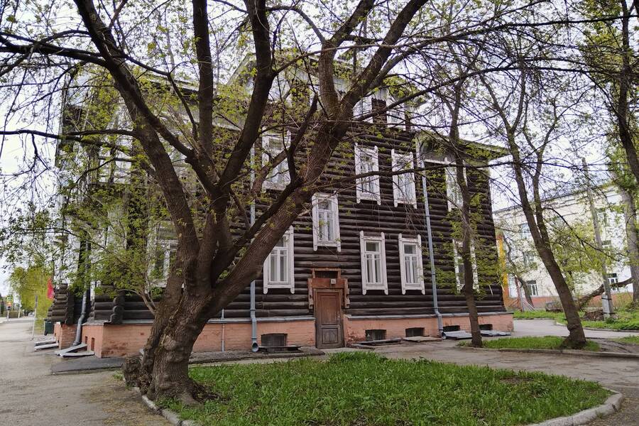 Дом Крячкова снят сбоку