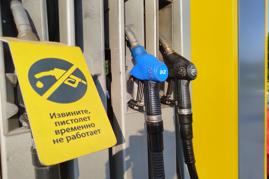 В УФАС объяснили, почему в Новосибирске цены на бензин остаются трёхзначными