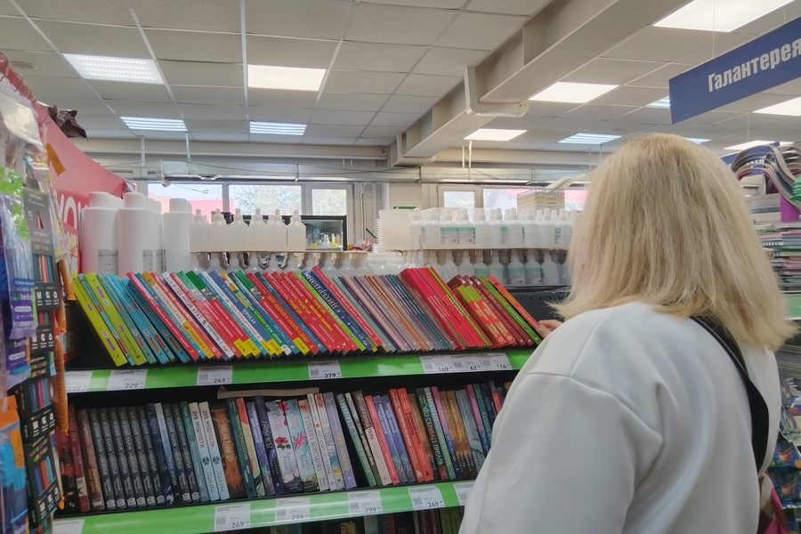 Покупатель у книжной полки