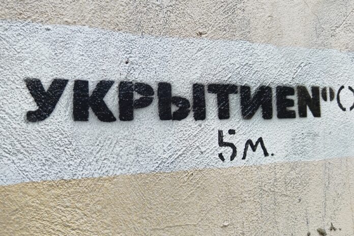 На домах в Новосибирске начали размещать указатели укрытий и убежищ