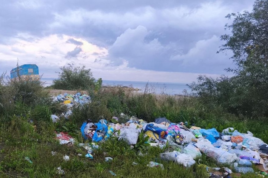 Отдых у куч мусора: после туристов вокруг пляжей Обского моря остались горы отходов