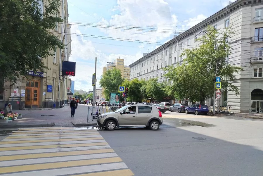 Мэрия Новосибирска назвала причину запрета парковки на улице Ленина