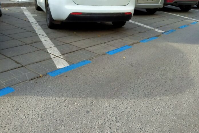 В Новосибирске на нескольких улицах появилась синяя разметка платной парковки