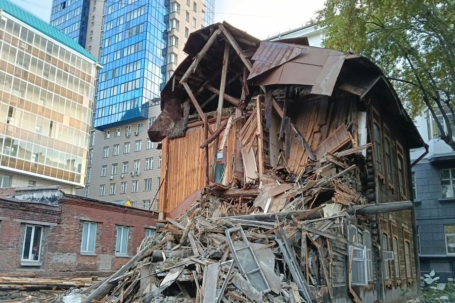 В Новосибирске возле здания правительства начался снос столетнего детского сада