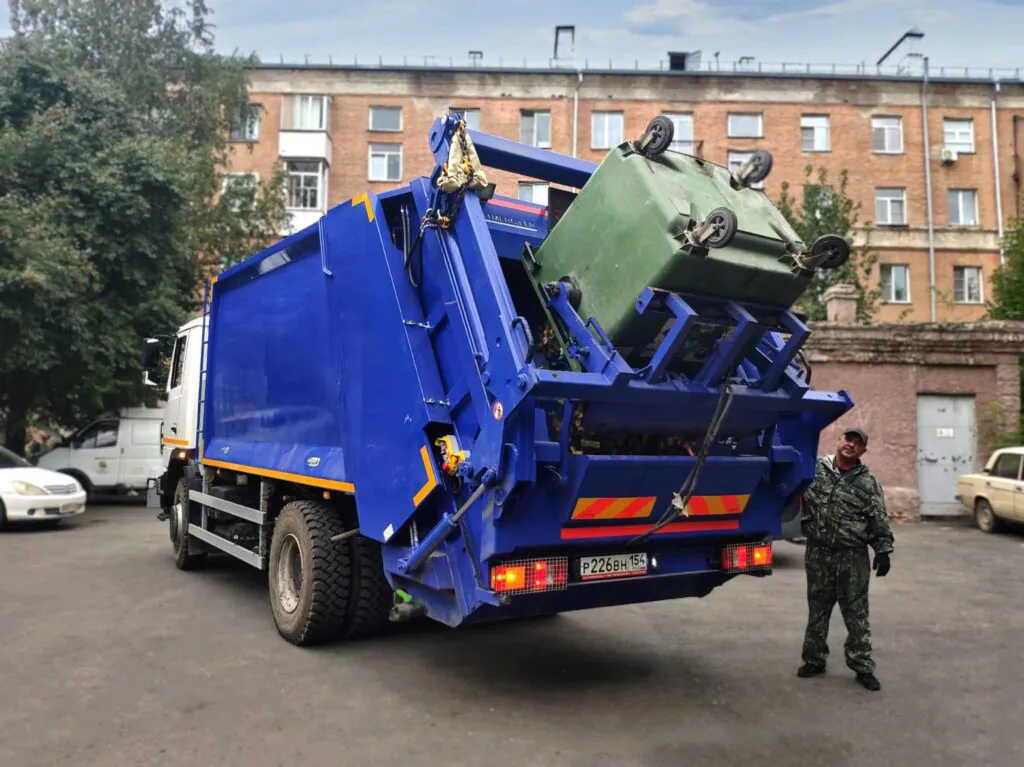 Мусоровоз не мог выехать из двора в Новосибирске из-за перекрытого проезда