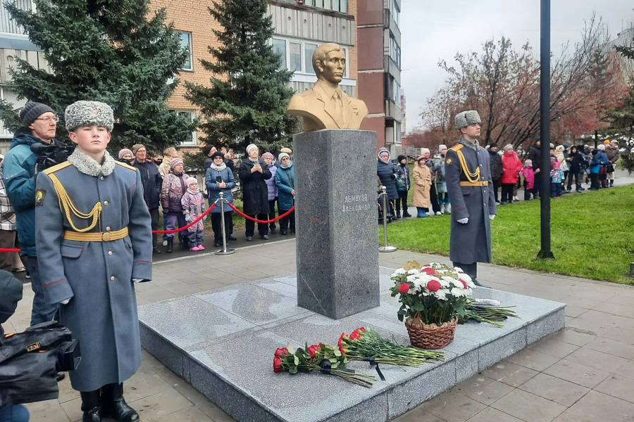 На улице Демакова открыли новый сквер с зонами отдыха и спорта